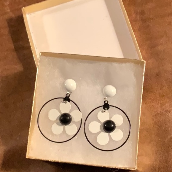 Black and White Metal Mod Retro Daisy Dangle Post & Clutch Earrings - Picture 2 of 13